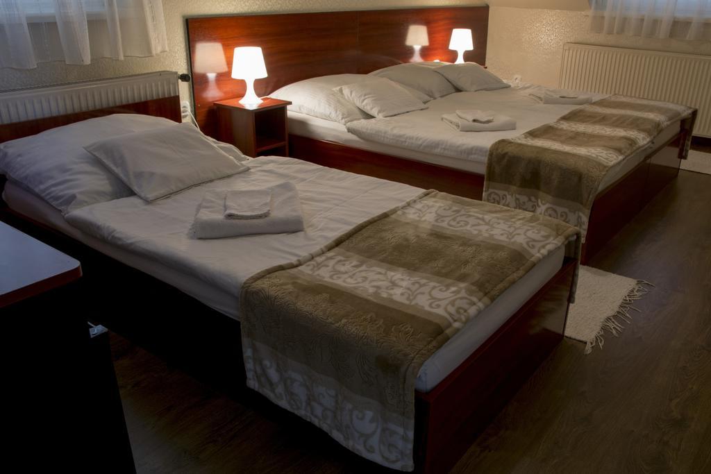 Csillag Panzio Hotel Vác Buitenkant foto