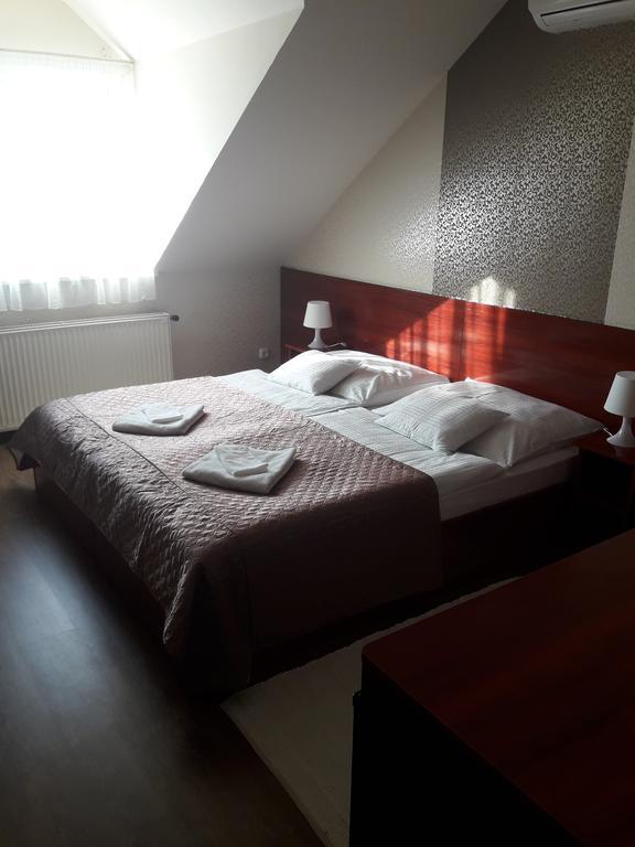 Csillag Panzio Hotel Vác Buitenkant foto