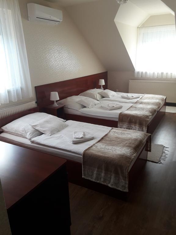 Csillag Panzio Hotel Vác Buitenkant foto
