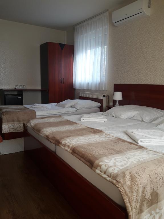 Csillag Panzio Hotel Vác Buitenkant foto
