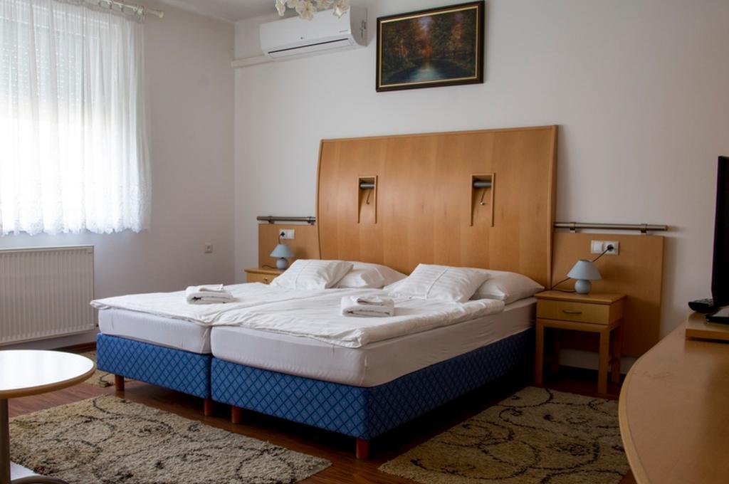 Csillag Panzio Hotel Vác Buitenkant foto
